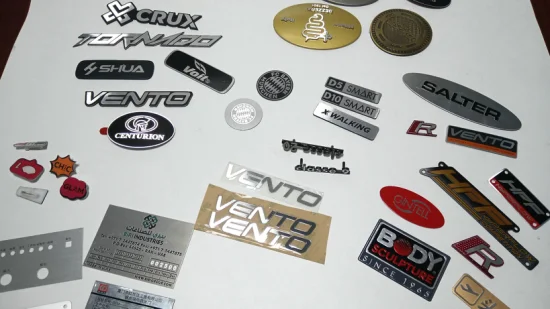 Etichetta in metallo con badge serigrafato personalizzato con taglio laser 3D con qualsiasi forma