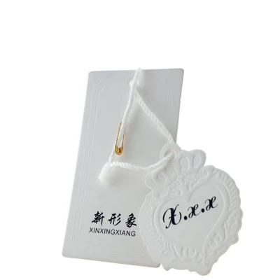 Cartellini personalizzati in carta fustellata con goffratura bianca per indumenti